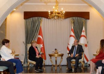 Cumhurbaşkanı Ersin Tatar, Dr. Suat Günsel Girne Üniversitesi Hastanesi Çocuk Sağlığı ve Hastalıkları Uzmanı Prof. Dr. Rüveyde Bundak ve beraberindeki akademisyenleri kabul etti