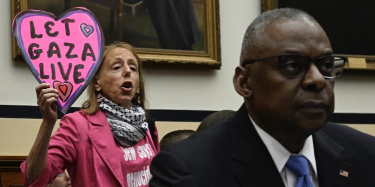 ABD Savunma Bakanı Austin'e protesto: Gazze'de soykırımı destekliyorsunuz