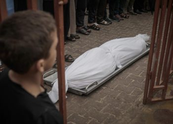 Gazze hükümeti, İsrail saldırıları nedeniyle enkaz altında kalan cesetleri çıkarmaya başladı