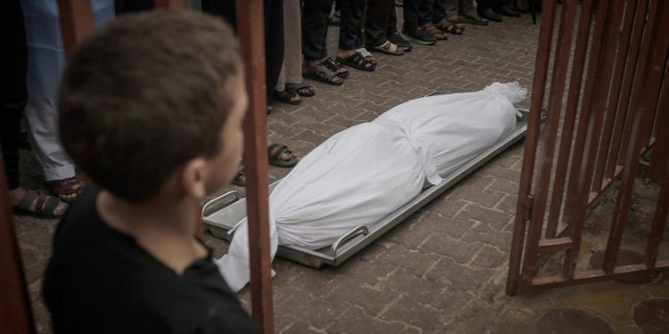 Gazze hükümeti, İsrail saldırıları nedeniyle enkaz altında kalan cesetleri çıkarmaya başladı