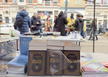 Hollanda'da 15 kentte İslam'ı anlatmak için Kur'anı Kerim dağıtıldı