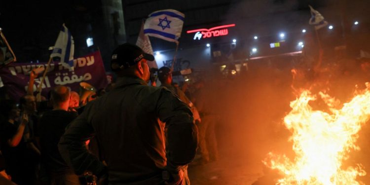 Tel Aviv'de İsrailli esir yakınlarının protestosunda olaylar çıktı