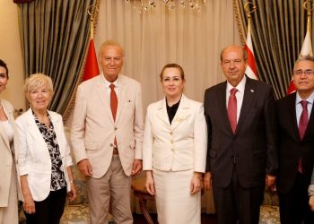 Cumhurbaşkanı Tatar ve eşi Sibel Tatar, sanatçı Ediz Hun ile eşi Berna Hun’u kabul etti