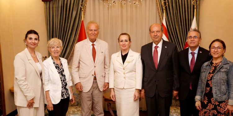 Cumhurbaşkanı Tatar ve eşi Sibel Tatar, sanatçı Ediz Hun ile eşi Berna Hun’u kabul etti