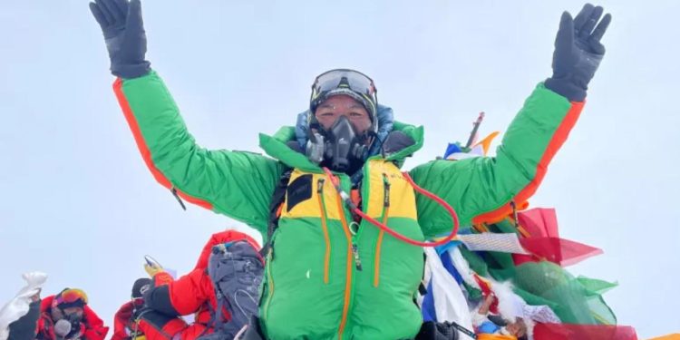 Nepalli dağcı Kami Rita, 29. kez Everest'in zirvesine tırmanarak dünya rekoru kırdı