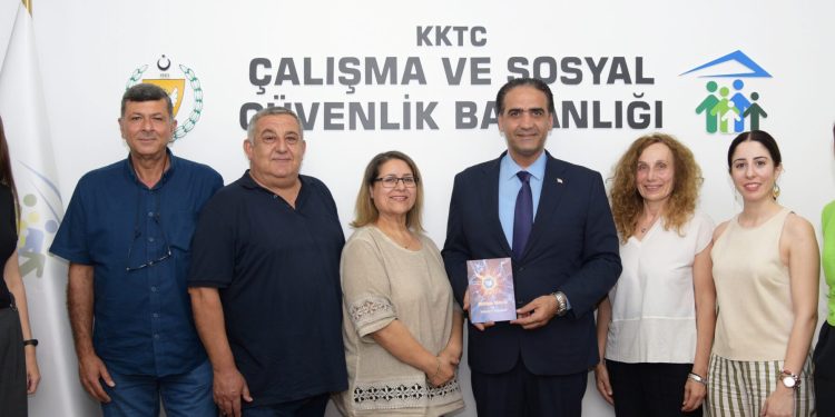 Çalışma ve Sosyal Güvenlik Bakanı Gardiyanoğlu Kıbrıs Türk MS Derneği heyetini kabul etti