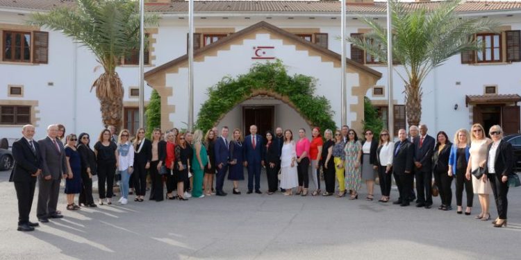 Cumhurbaşkanı Tatar, Bahar Esintileri Sanat Derneği heyetini kabul etti