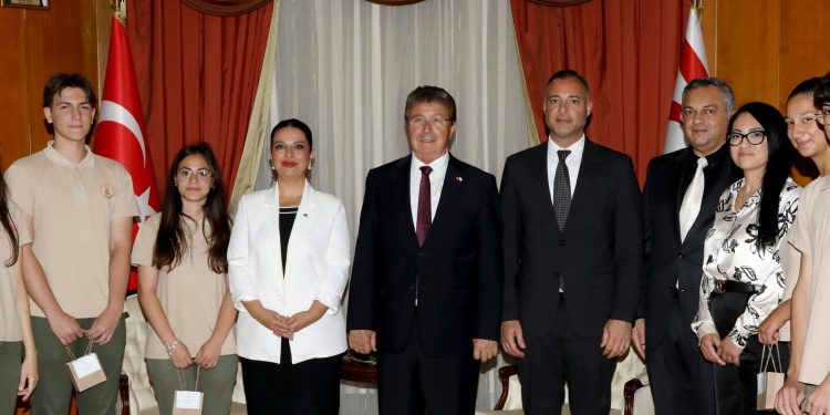 Başbakan Ünal Üstel, Esin Leman Lisesi’nden bir heyeti kabul etti: ‘Yarının büyükleri ve idarecileri olarak ülke geleceğini sizler tayin edeceksiniz’