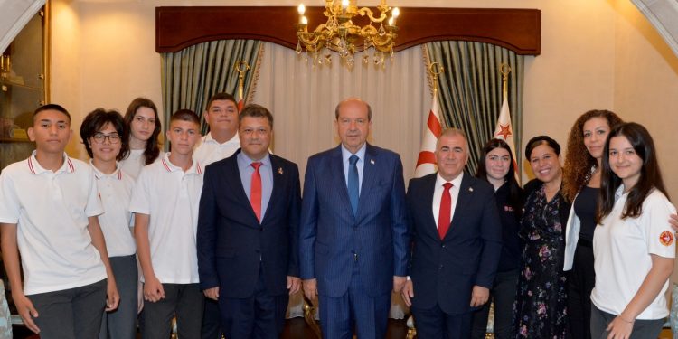 Cumhurbaşkanı Ersin Tatar BEAL Müdür ve öğrencilerini kabul etti: ‘Öğrencilerimize milli kimlik ve maneviyat öğretilmeli’