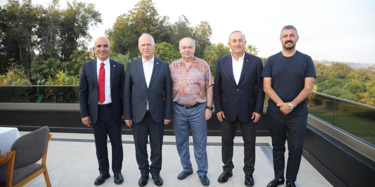 Töre, Çavuşoğlu tarafından onuruna verilen yemeğe katıldı