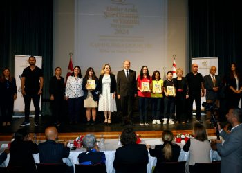 Cumhurbaşkanı Ersin Tatar, eşi Sibel Tatar ile birlikte, “Liseler Arası Şiir Okuma Yazma Yarışması” etkinliğine katıldı