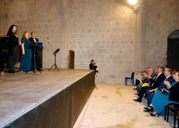 Cumhurbaşkanı Ersin Tatar, eşi Sibel Tatar ile birlikte, ‘Türkiye’nin Renkleri Şan Resitali’ni izledi