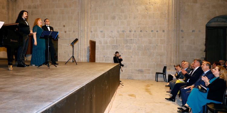 Cumhurbaşkanı Ersin Tatar, eşi Sibel Tatar ile birlikte, ‘Türkiye’nin Renkleri Şan Resitali’ni izledi