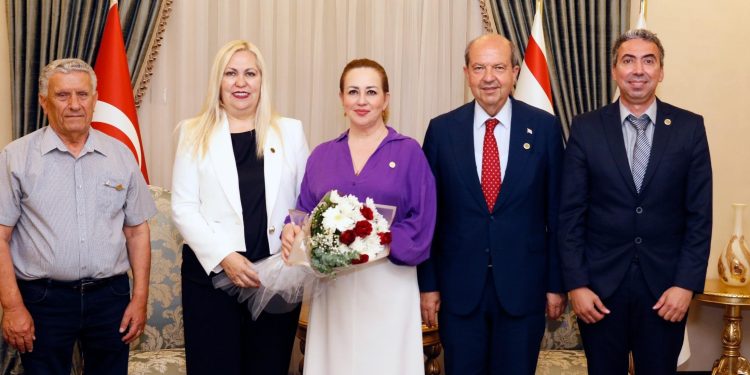 Cumhurbaşkanı Ersin Tatar ve eşi Sibel Tatar, Limasollular Derneği Yönetim Kurulu’nu kabul etti