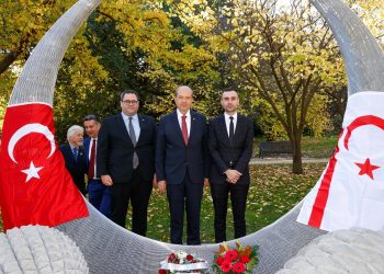 Cumhurbaşkanı Tatar Melbourne’da, Shrine of Remembrance Anıtı’na çelenk sundu, Avustralya Türk Dostluk Anıtı’nı ziyaret etti