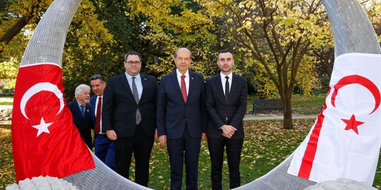 Cumhurbaşkanı Tatar Melbourne’da, Shrine of Remembrance Anıtı’na çelenk sundu, Avustralya Türk Dostluk Anıtı’nı ziyaret etti