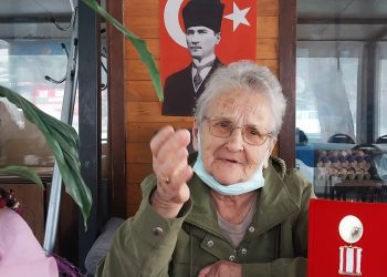 Kıbrıs Barış Harekatı’nda hemşire olarak görev yaptıktan sonra gazi ünvanıyla emekli olan Hacer Çalışkan,12 Mayıs’ta Uluslararası Hemşireler Günü, Anneler Günü ve oğlunun doğum gününü bir arada kutluyor