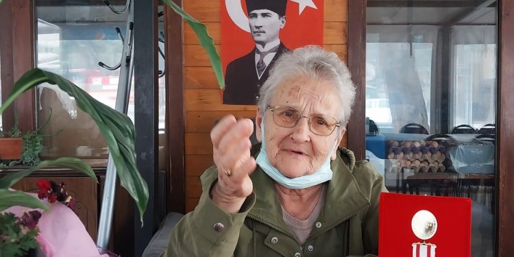 Kıbrıs Barış Harekatı’nda hemşire olarak görev yaptıktan sonra gazi ünvanıyla emekli olan Hacer Çalışkan,12 Mayıs’ta Uluslararası Hemşireler Günü, Anneler Günü ve oğlunun doğum gününü bir arada kutluyor
