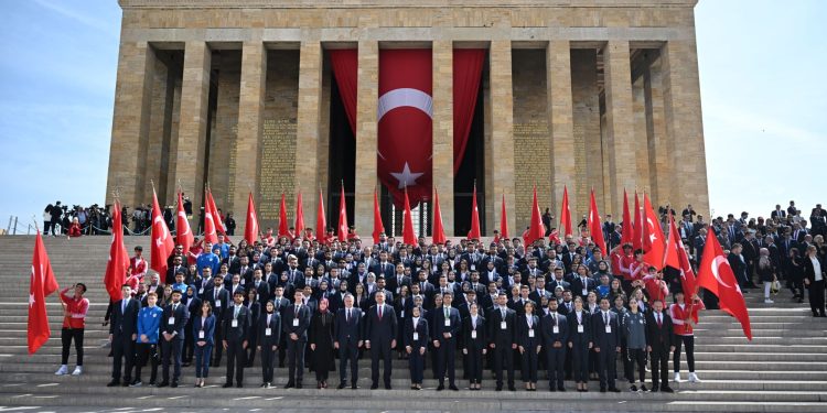 TC Gençlik ve Spor Bakanı Bak, 19 Mayıs dolayısıyla Anıtkabir’i ziyaret etti