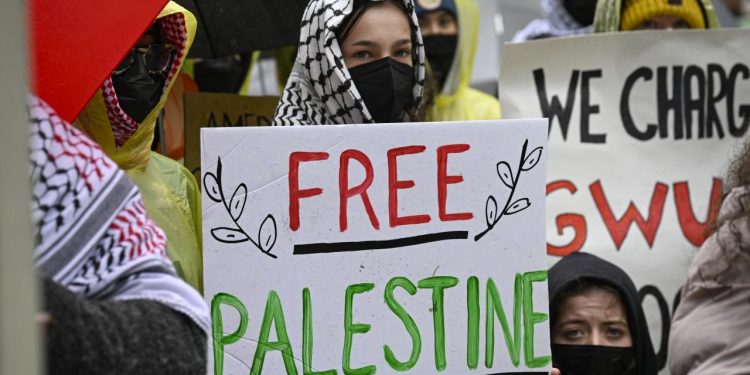 İngiltere'de LSE öğrencileri İsrail'le işbirliğini protesto etti