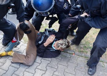 Almanya'da Tesla'nın giga fabrikasını genişletme planına tepki gösteren grup fabrika sahasına girdi