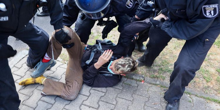 Almanya'da Tesla'nın giga fabrikasını genişletme planına tepki gösteren grup fabrika sahasına girdi