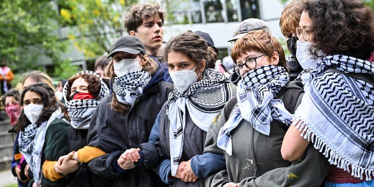 Alman Bild gazetesi, İsrail'i protesto eden akademisyenleri hedef gösterdi