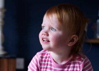 İşitme engelli doğdu gen terapisiyle ilk kez annesinin sesini duydu