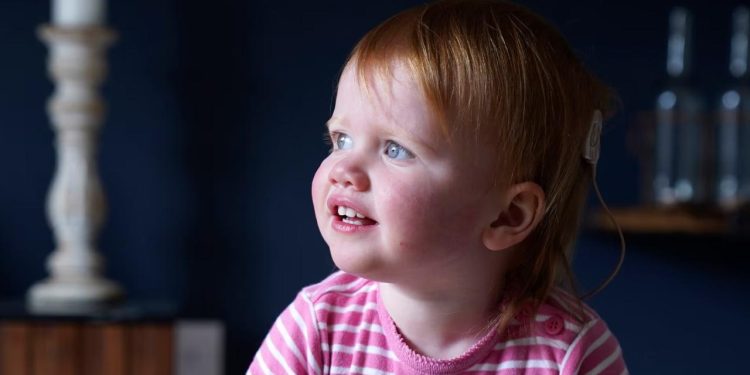 İşitme engelli doğdu gen terapisiyle ilk kez annesinin sesini duydu