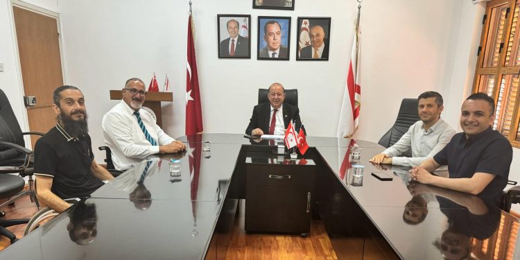 Kıbrıs Türk Ortopedik Özürlüler Derneği’nden bir heyet  Dinçyürek’i ziyaret etti