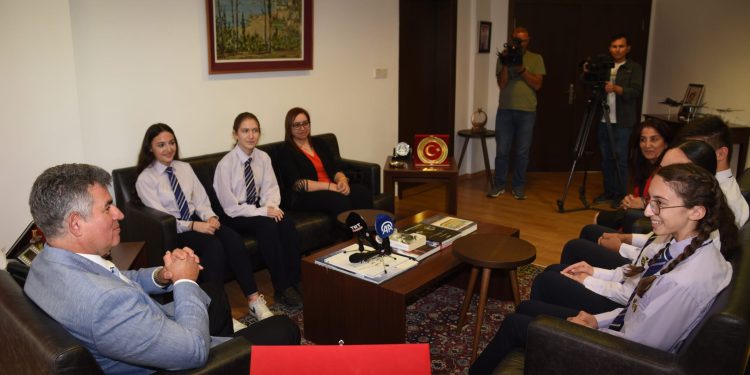 Feyzioğlu, 20 Temmuz Fen Lisesi öğrencilerini kabul etti