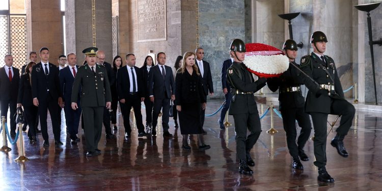 Canaltay başkanlığındaki Meclis Komitesi Anıtkabir’i ziyaret etti…