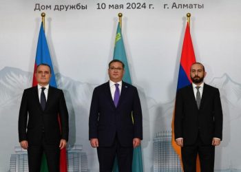 Azerbaycan ve Ermenistan bakanları barış anlaşması için Kazakistanda görüştü