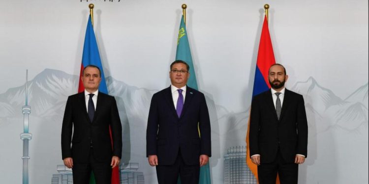 Azerbaycan ve Ermenistan bakanları barış anlaşması için Kazakistanda görüştü