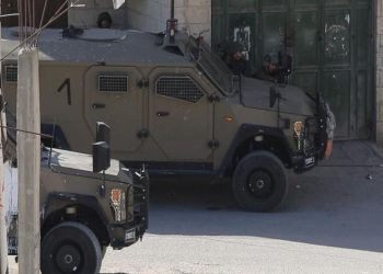 İsrail askerleri, Batı Şeria'daki baskınlarda en az 25 Filistinliyi gözaltına aldı