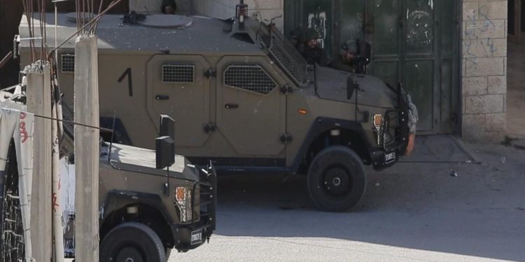 İsrail askerleri, Batı Şeria'daki baskınlarda en az 25 Filistinliyi gözaltına aldı