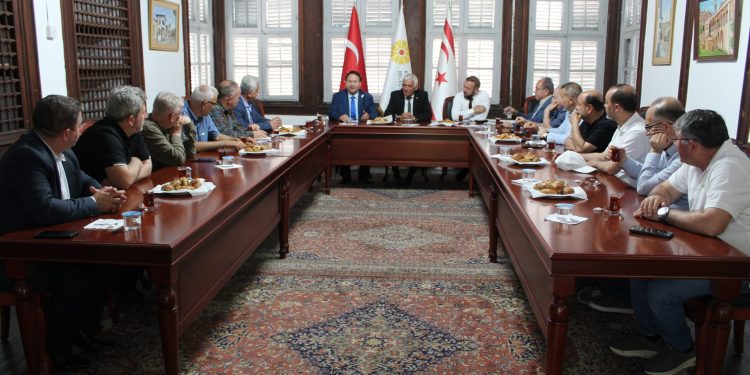 Belediyeler Birliği Başkanı Özçınar, Türkiye-Kıbrıs Türk Cumhuriyeti İşbirliği Cemiyeti heyetiyle görüştü