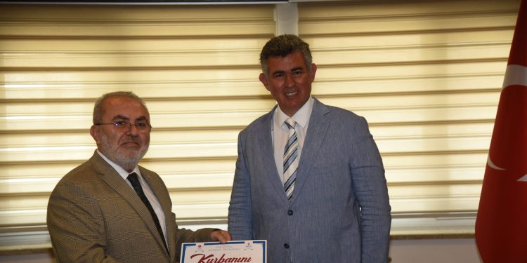 “Kurbanını Paylaş Kardeşinle Yakınlaş” TC Lefkoşa Büyükelçisi Feyzioğlu, kampanyaya bağışta bulundu