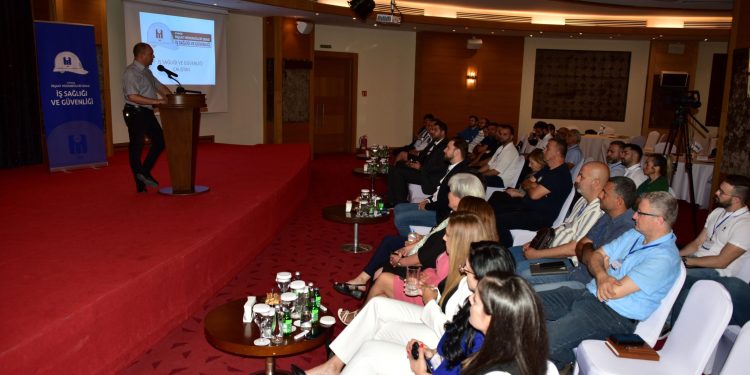 İnşaat Mühendisleri Odası’nın düzenlediği “İş Sağlığı ve Güvenliği Çalıştayı” yapılıyor