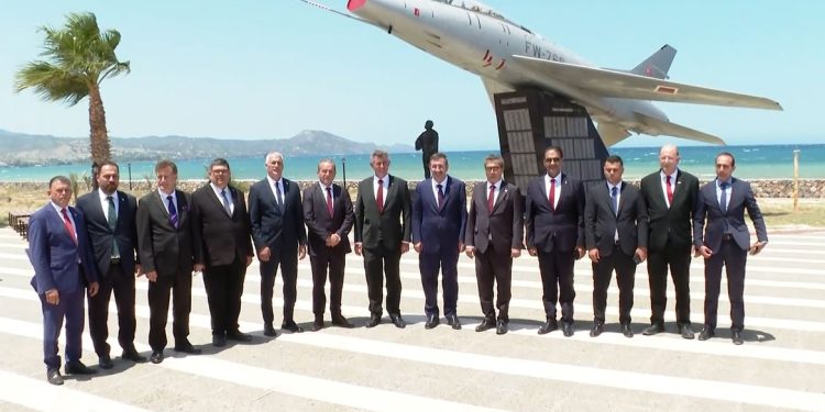 Cevdet Yılmaz, Cengiz Topel Anıtı’nı ziyaret etti