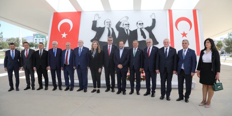 Türkiye ve Azerbaycan Parlamentoları Dostluk Grupları Dr. Küçük ve Denktaş’ın anıt mezarlarını ziyaret etti