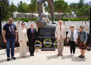 Ediz Hun, Boğaz Şehitliğini ziyaret etti