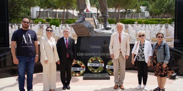 Ediz Hun, Boğaz Şehitliğini ziyaret etti