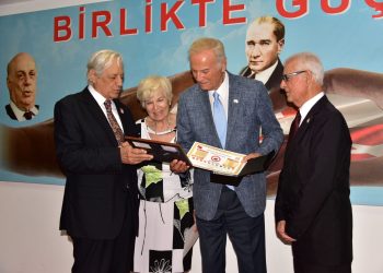 Barış Harekatı gazileri ve sanatçı Ediz Hun, TMT Mücahitler Derneği’ni ziyaret etti