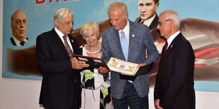 Barış Harekatı gazileri ve sanatçı Ediz Hun, TMT Mücahitler Derneği’ni ziyaret etti