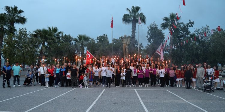 İskele Belediyesi Fener Alayı düzenledi