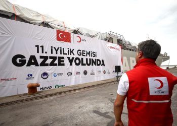 Gazze'ye insani yardım ulaştıracak gemi Mersin'den uğurlandı