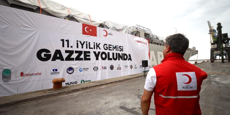 Gazze'ye insani yardım ulaştıracak gemi Mersin'den uğurlandı