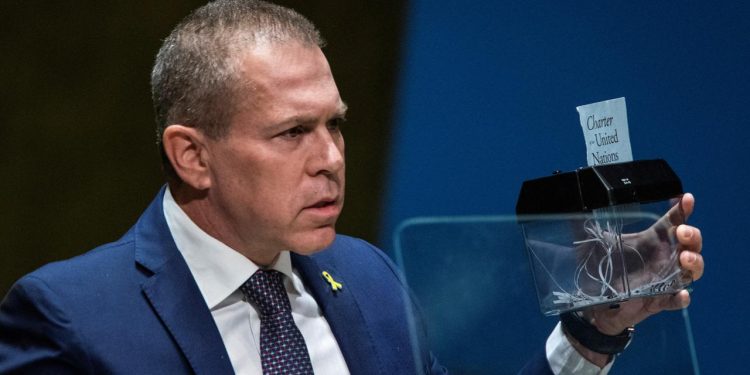 İsrailli diplomattan skandal eylem: BM Şartı metnini parçaladı