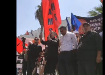 Hayvan Üreticileri ve Yetiştiricileri Birliği, Başbakanlık önünde bazı sendikalar, siyasi partiler ve örgütlerin desteğiyle eylem yapıyor